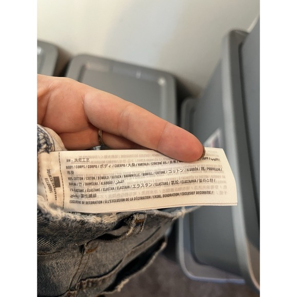 Abercrombie And Fitch Mom Short High Rise Curve Love Distressed Size 26 Light Wa - Picture 4 of 4